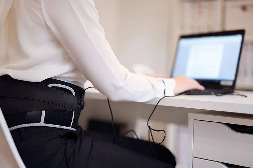 JOKA international Wärmegürtel »Massagegürtel REDBELT und IRON GYM Springseil - Sparset«, 2-tlg., 3facher Massagegürtel 4 JOKA international Wärmegürtel »Massagegürtel REDBELT und IRON GYM Springseil - Sparset«, 2-tlg., 3facher Massagegürtel – Bild 4